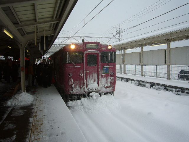 雪の中を行く山陰線の普通列車